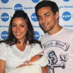 Felices y sonrientes, el futbolista Jesús Navas y su mujer Alejandra Moral han presentado en Sevilla a su primer hijo, Jesús. Llevan casados poco más de un año.