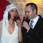 Fue la primera gran celebración para los chicos de La Roja. Él escogió escuchar como última canción de soltería la banda sonora de 'Gladiator', ella apostó por la de 'El Guardaespaldas'. De luna de miel se fueron a México.