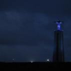 La estatua de Cristo Rey (Lisboa), iluminada de azul para crear conciencia y conocimiento sobre el trastorno de la evolución de los nervios conocido como autismo.
