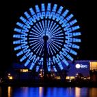 La noria de los Jardines Mosaic de Kobe (Japón), iluminada para concienciar sobre el autismo.