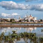 La aldea de El Rocío es famosa internacionalmente por su romería homónima, una de las más multitudinarias del mundo con más de un millón de personas. Al borde de las marismas de Doñana se encuentra su ermita, que acoge a la famosa imagen ...