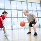 Pasarse el balón de baloncesto