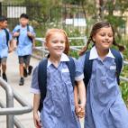 Filas de niños de la mano