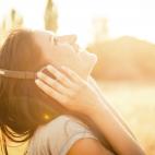 La gente suele escuchar música en su MP3 en ambientes con ruido. El límite que no debería sobrepasarse está fijado en 90 decibelios (es decir, el ruido que hace una moto o un tren), si bien es cierto que, según establecen las autoridades eu...