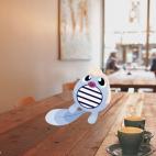 Esta asociación no tenía vuelta de hoja. De espíritu rebelde y con pasión por las rayas blancas y negras, Poliwag y Gaultier están hechos el uno para el otro. ¿Se atrevería el diseñador a llevar a cabo una colección basada en los volúm...