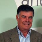 El diputado sevillano ha sido citado por su papel como consejero de Empleo entre los años 2000 y 2004, cuando Chaves era presidente. Según un atestado de la Guardia Civil, Viera facilitó la concentración de forma "desmesurada" de ayudas de 5...