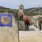 Iv&aacute;n Vega, de El cuaderno de Joan Seguidor: &quot;Como caballo de sue&ntilde;os, la bicicleta siempre marida con el paisaje y la cultura por donde pisa. Recuerdo una excursi&oacute;n, hace muchos a&ntilde;os, por el Camino de Santiago, na...