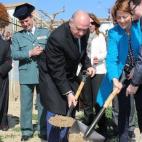 El ministro del Interior, Jorge Fernández Díaz, y la presidenta de Navarra, Yolanda Barcina, con sendas palas colocando la primera piedra de un nuevo cuartel de la Guardia Civil en la localidad de Fitero.