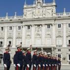 Relevo solemne de la Guardia Real en el Palacio Real de Madrid.