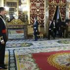 El rey Felipe VI saluda al embajador de Japón, Kazuhiko Koshikawa.