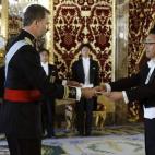 El embajador de Japón le entrega sus credenciales al rey.