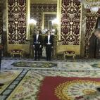 El rey y el nuevo embajador de Bélgica, Pierre Henri T. Labouverie.