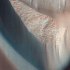 Investigadores acreditan que que la arena de las dunas y las rocas son de olivina, un mineral altamente susceptible al desgaste del agua.