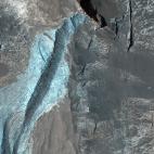 El lecho está formado por depósitos sedimentarios, probablemente depositados por agua.