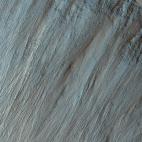 Estas marcas indican que piedras rodaron por esta ladera, probablemente debido a algún evento sísmico. (Alfred McEwen)