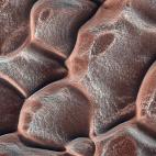 El formato de colmena de estas dunas es lo más curioso de la imagen. (HiRISE Science Team)