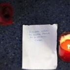 Una vela y una nota depositadas este martes en la estación de Atocha.