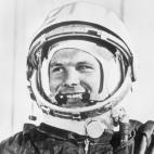 Yuri Gagarin, ataviado con el traje espacial