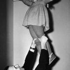 Gagarin, levantando a su hija Galina