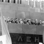 Gagarin, junto a otros cosmonautas y autoridades en una celebración en su honor en la Plaza Roja