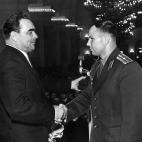 Gagarin, estrechándose las manos con Brezhnév