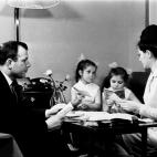 Yuri Gagarin con su esposa Valentina y sus hijas Lena y Galina