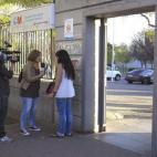 Varios periodistas, en la entrada del hospital de Alcorcón.