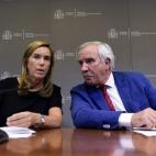 La ministra de Sanidad, Ana Mato, durante la rueda de prensa para informar sobre el primer contagio de ébola en Europa, junto a Antonio Alemany, director general de Atención Primaria de la Comunidad de Madrid.