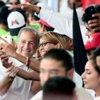 Meade sac&aacute;ndose un 'selfie' con una votante durante el cierre de campa&ntilde;a.