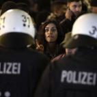 Hamburgo (Alemania). Una manifestante kurda discute con un agente.