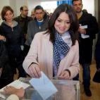 La esposa de Carles Puigdemont, Marcela Topor, ha depositado su voto por la mañana en el colegio de Sant Juliá de Ramis, Girona.