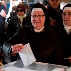 Una monja vota en la Universidad de Barcelona la ma&ntilde;ana del 21D.