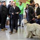 El exconseller Jordi Turull (en el centro de la imagen) y número cuatro por la lista de JxCat, se dirige a votar en el colegio Lluis Piquer de Parets del Vallés durante la jornada electoral en las elecciones catalanas del 21D.