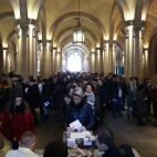 Numerosos ciudadanos esperan para votar en el colegio electoral de la Plaza de la Universidad. Más de cinco millones y medio de catalanes están llamados a las urnas en esta jornada de elecciones autonómicas en Cataluña.