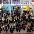Colas de votantes en el interior de un colegio electoral en Barcelona.