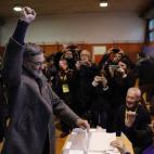El líder de la CUP Carles Riera, en el momento de votar en la Escola Pere IV de Barcelona.