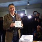El cabeza de lista a la presidencia de la Generalitat por el PP, Xavier García Albiol, vota mostrando su papeleta en la Escola Lola Anglada en la ciudad de Badalona.