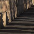 Sombras en la acera de los ciudadanos que esperan para votar en el colegio electoral de la Plaza de la Universidad. La participación a las 13.00 horas era del 34,62%, un 0,47% menos que en los comicios autonómicos de 2015.