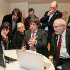 Puigdemont sigue los resultados de las elecciones catalanas en el centro de Convenciones de Bruselas.