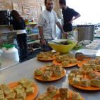 Comida cortesía de Rubén (de negro), un chef-guerrillero importado del País Vasco, y Vitaly, cocinero de Azerbaiyán (de blanco). A los fogones les acompaña Ira.