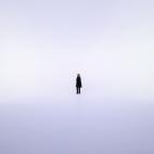 Una visitante camina por la instalación de Doug Wheeler en la muestra del veneciano Palazzo Grassi. Las exposiciones The Illusion of Light (La Ilusión de la Luz) y Irving Penn permanecerán abiertas hasta finales de diciembre.