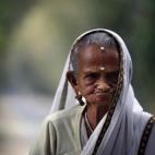 Una mujer india sale de un colegio electoral en Majuli, una gran isla situada en el río Brahmaputra, en el estado Assam del noreste de India. Las elecciones indias son las más grandes del mundo.