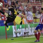 El delantero argentino del F.C Barcelona, Leo Messi, intenta controlar el balón ante Juanfran, del Atlético de Madrid, durante el partido de vuelta de cuartos de final de la Liga de Campeones que se disputó el miércoles en el estadio Vicente...
