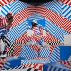 Dos mujeres recorren la instalación Infinity Island (Isla del Infinito) del artista irlandés Maser. La obra forma parte de la exhibición OM-D- Photography Playground de Berlin.