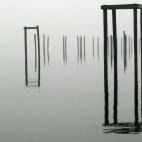 La niebla baja, el cielo cubierto y la tranquilidad del agua que deja la ausencia de viento impidieron distinguir cielo y suelo el martes en la bahía Eastchester Bay de Nueva York.