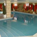 Este chalet de 1.755 m² y 5 habitaciones está situado frente a la playa de Puerto Banús en Marbella. Tiene capacidad para diez huéspedes y dos pequeñas casas en su terreno para cinco invitados más. Se puede disfrutar de varias zonas de rel...