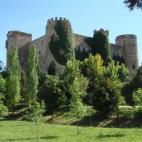 Dispone de 5.457 m² de espacio, 21 habitaciones y 24 cuartos de baño. Este castillo de cinco plantas hace soñar a cualquiera que lo visite con las antiguas historias de caballeros medievales. Para saber más pincha aquí.
