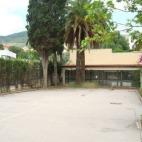 Espacio: 1.772 m² . Este chalet situado en Barcelona tiene tres pisos, un torreón y un altillo. Dispone de una sola habitación, dos baños por planta, varios despachos y un jardín con capacidad para 25 coches. Para saber más pincha aquí.