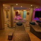 Espacio: 2.113 m². Esta propiedad contiene nueve habitaciones, dos salas de estar, una cocina abierta, una sala de proyección y otra sala de relax con jacuzzi, baño de vapor y piscina cubierta. Hay ala de invitados y un sótano con un garaje ...