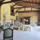 Espacio: 1.000 m² . Esta casa rehabilitada del siglo XVI tiene nueve habitaciones, elementos únicos como chimeneas góticas, bañeras romanas y todo tipo de detalles. Con vistas a la Sierra de Gredos, en sus parajes hay plantados olivos cent...